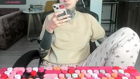 Snapshot of _feralberry__ chatting on March 30, 8:15 am Alis online show from March 30, 8:15 am