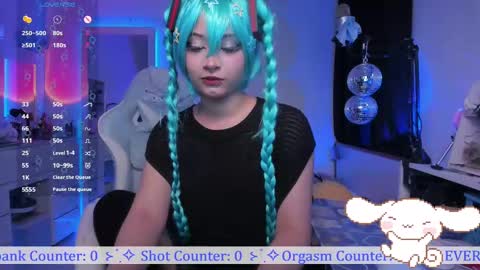 Snapshot of _heavenly_blue_ chatting on November 23, 2:00 am Bluey online show from November 23, 2:00 am