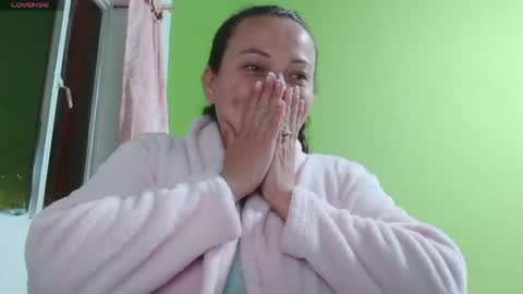 Snapshot of _honey1_ chatting on June 6, 2:05 am Honey online show from June 6, 2:05 am
