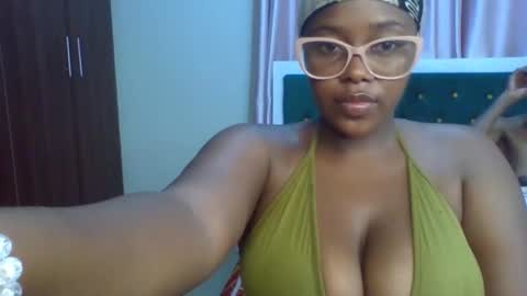 Snapshot of _honey_bloom chatting on February 16, 2:40 am _honey_bloom online show from February 16, 2:40 am