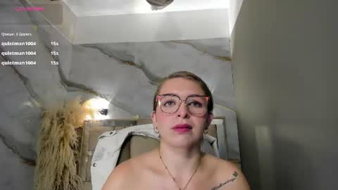 Snapshot of _isaabellaa chatting on July 6, 3:14 pm Isa online show from July 6, 3:14 pm