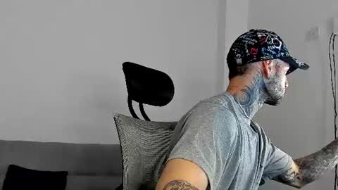Snapshot of _jamesleandros chatting on July 25, 5:10 pm jeison online show from July 25, 5:10 pm