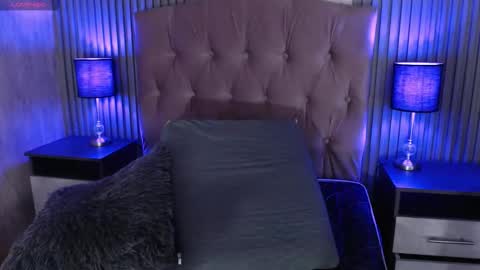 Mia online show from December 5, 4:25 pm