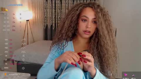 Snapshot of _just_a_queen_3 chatting on October 1, 9:37 am _just_a_queen_3 online show from October 1, 9:37 am