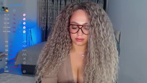 Snapshot of _just_a_queen_3 chatting on January 19, 8:29 am _just_a_queen_3 online show from January 19, 8:29 am