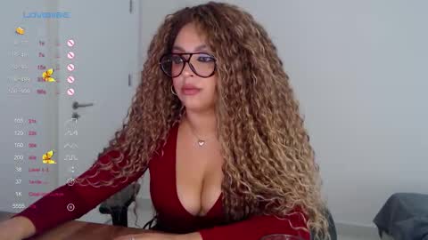 Snapshot of _just_a_queen_3 chatting on February 19, 5:53 pm _just_a_queen_3 online show from February 19, 5:53 pm