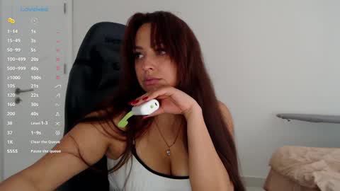_just_a_queen_3 online show from May 1, 6:01 pm