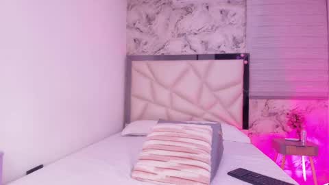 Kendall online show from April 18, 3:10 am