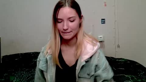 _kikiclark_ online show from October 12, 8:41 pm