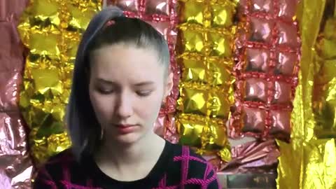 _kikiclark_ online show from April 9, 12:10 pm