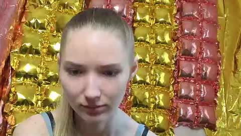 _kikiclark_ online show from June 15, 8:38 am