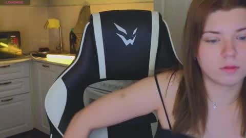 Snapshot of _kirieshka chatting on November 18, 7:46 am Molly Emily online show from November 18, 7:46 am