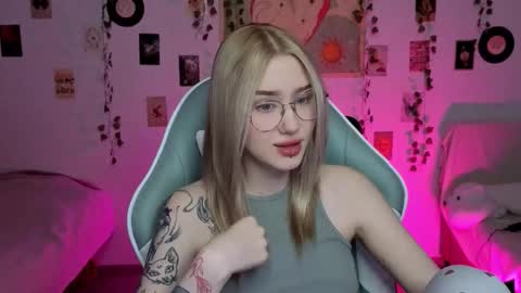 Snapshot of _kitekat_ chatting on November 13, 12:37 pm _kitekat_ online show from November 13, 12:37 pm