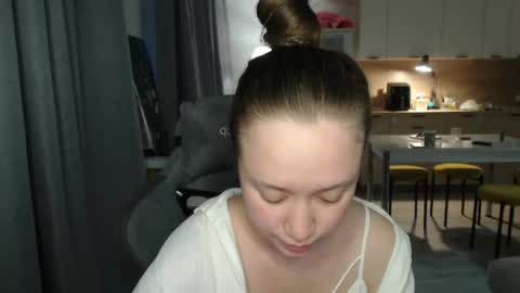 _lalune_ online show from March 31, 3:01 pm