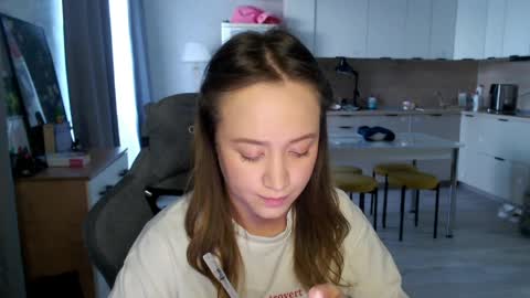 _lalune_ online show from April 7, 1:55 pm