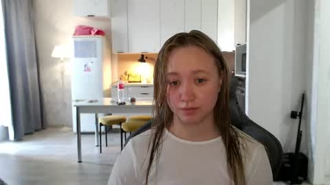 _lalune_ online show from June 17, 10:17 am