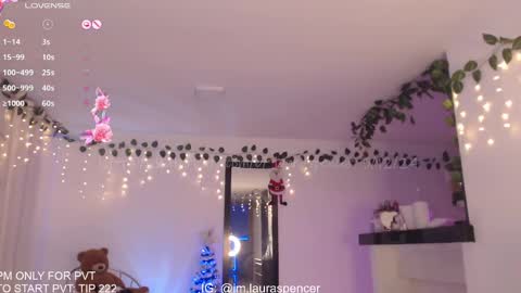 Snapshot of _lauraspencer_ chatting on December 6, 4:36 am Laura online show from December 6, 4:36 am