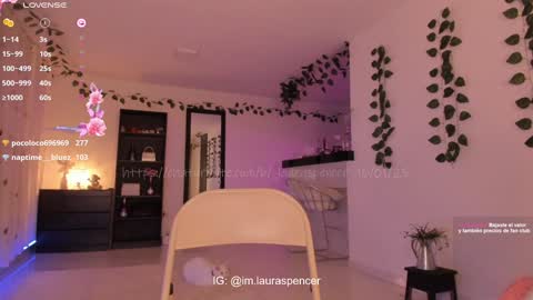 Snapshot of _lauraspencer_ chatting on January 17, 5:32 am Laura online show from January 17, 5:32 am