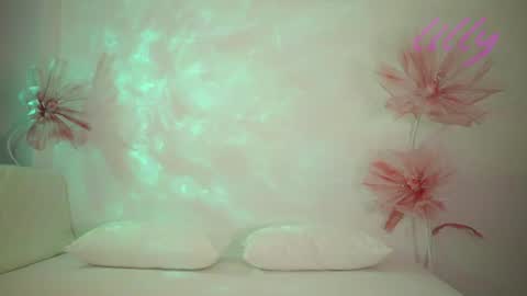 _lillilly_ online show from July 8, 5:45 am