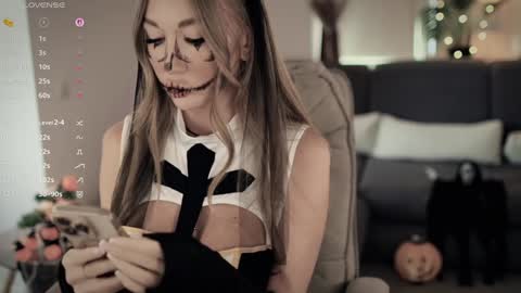 Snapshot of _lovly chatting on October 31, 10:49 am Melanie online show from October 31, 10:49 am