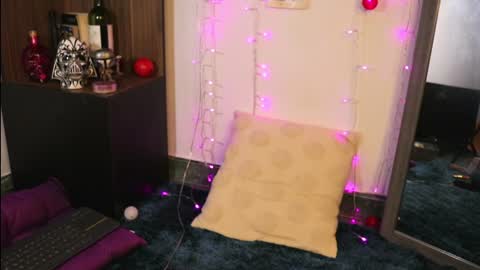 Snapshot of _lucy_white_ chatting on December 29, 10:47 pm Lucy online show from December 29, 10:47 pm