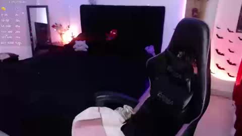 Queen.  Help me reach 100 thumbs up  online show from September 22, 9:39 pm