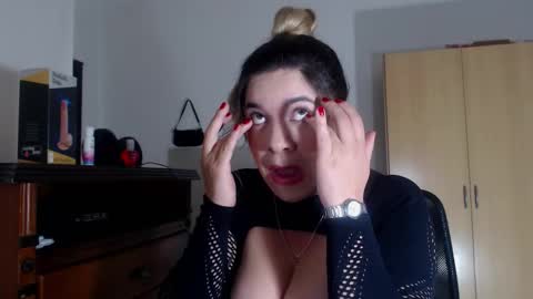 Snapshot of _lunagold_ chatting on February 4, 2:01 pm _lunagold_ online show from February 4, 2:01 pm