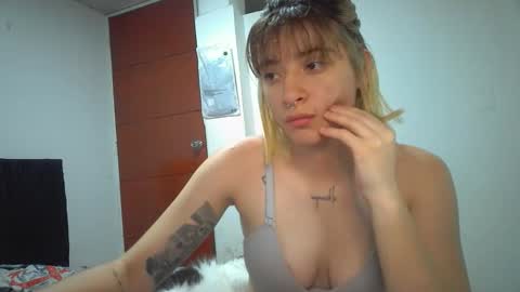 Snapshot of _mia_foster1 chatting on May 11, 12:49 am Mia-foster online show from May 11, 12:49 am