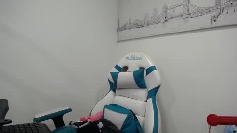 Snapshot of _miaaleon chatting on February 18, 1:11 pm Mia online show from February 18, 1:11 pm