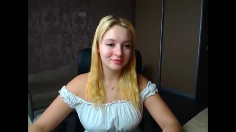 Snapshot of _mila_la_ chatting on February 5, 11:04 am Melanie online show from February 5, 11:04 am