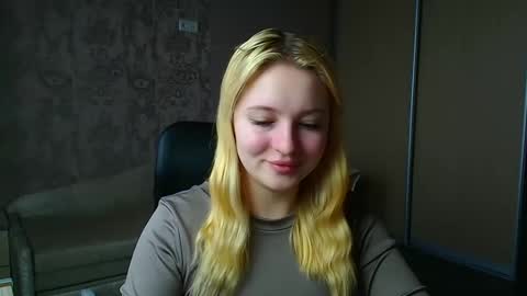 Snapshot of _mila_la_ chatting on February 19, 6:42 am Melanie online show from February 19, 6:42 am