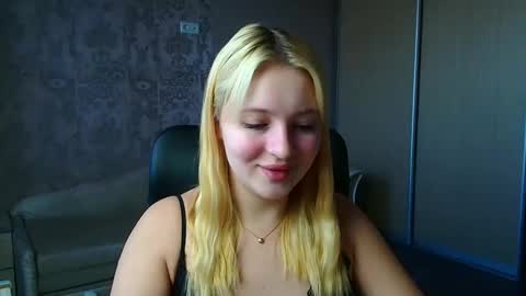 Snapshot of _mila_la_ chatting on February 20, 6:59 am Melanie online show from February 20, 6:59 am