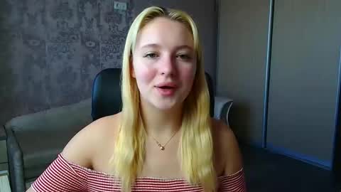 Snapshot of _mila_la_ chatting on February 21, 10:38 am Melanie online show from February 21, 10:38 am