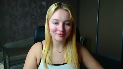 Snapshot of _mila_la_ chatting on February 23, 11:40 am Melanie online show from February 23, 11:40 am