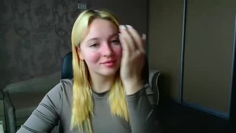 Snapshot of _mila_la_ chatting on February 24, 8:45 am Melanie online show from February 24, 8:45 am