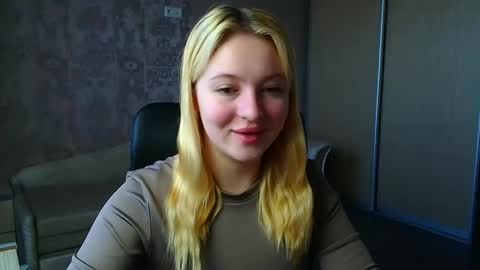 Snapshot of _mila_la_ chatting on March 2, 10:00 am Melanie online show from March 2, 10:00 am