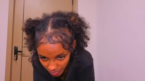 Mimi online show from April 3, 2:37 pm