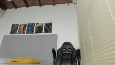 _molly_rosse_ online show from April 15, 12:01 pm