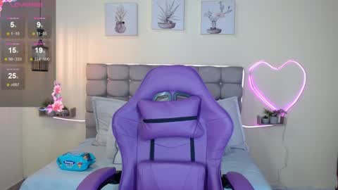 Snapshot of _naomi_s chatting on June 21, 1:35 pm _naomi_s online show from June 21, 1:35 pm