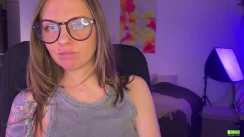 Snapshot of _private_person_ chatting on December 3, 4:28 pm HADLY today day-off see u online 0112 online show from December 3, 4:28 pm