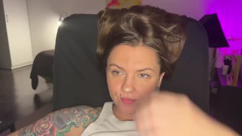 Snapshot of _private_person_ chatting on December 12, 5:59 pm HADLY today day-off see u online 0112 online show from December 12, 5:59 pm