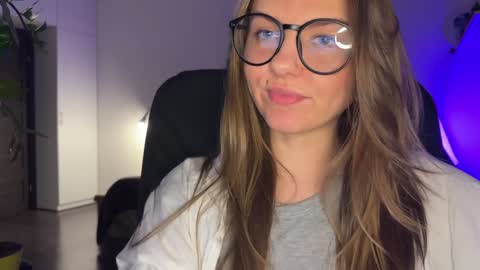 Snapshot of _private_person_ chatting on December 18, 5:21 pm HADLY today day-off see u online 0112 online show from December 18, 5:21 pm