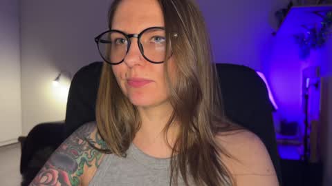 Snapshot of _private_person_ chatting on December 18, 8:25 pm HADLY today day-off see u online 0112 online show from December 18, 8:25 pm