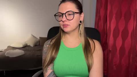 Snapshot of _private_person_ chatting on September 29, 4:01 pm HADLY today day-off see u online 0112 online show from September 29, 4:01 pm