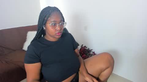 Snapshot of _sarah_banks chatting on February 17, 2:59 pm Ms. JONES online show from February 17, 2:59 pm