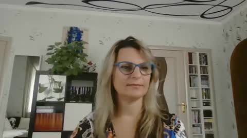 Snapshot of _sweetieray_ chatting on October 14, 8:48 am Daria online show from October 14, 8:48 am