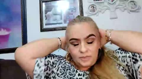 Snapshot of _valerie_rose chatting on October 22, 10:09 pm Valerie online show from October 22, 10:09 pm