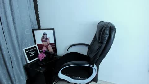 Vicky online show from December 4, 8:28 pm