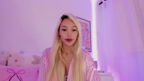 Snapshot of _viioletweekend_ chatting on February 21, 8:27 pm online show from February 21, 8:27 pm