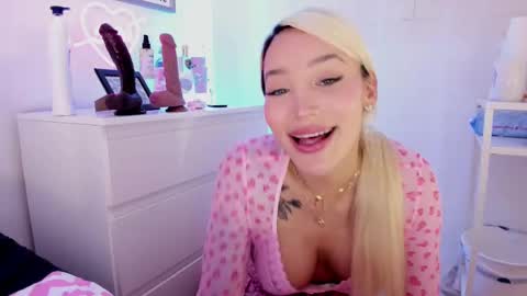 Snapshot of _viioletweekend_ chatting on February 23, 12:08 am online show from February 23, 12:08 am